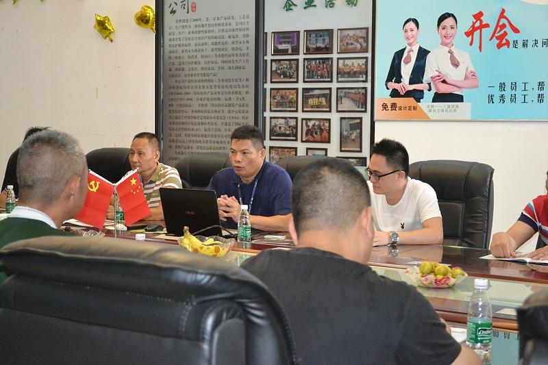 黄日荣董事长就医用面料展开深入的介绍